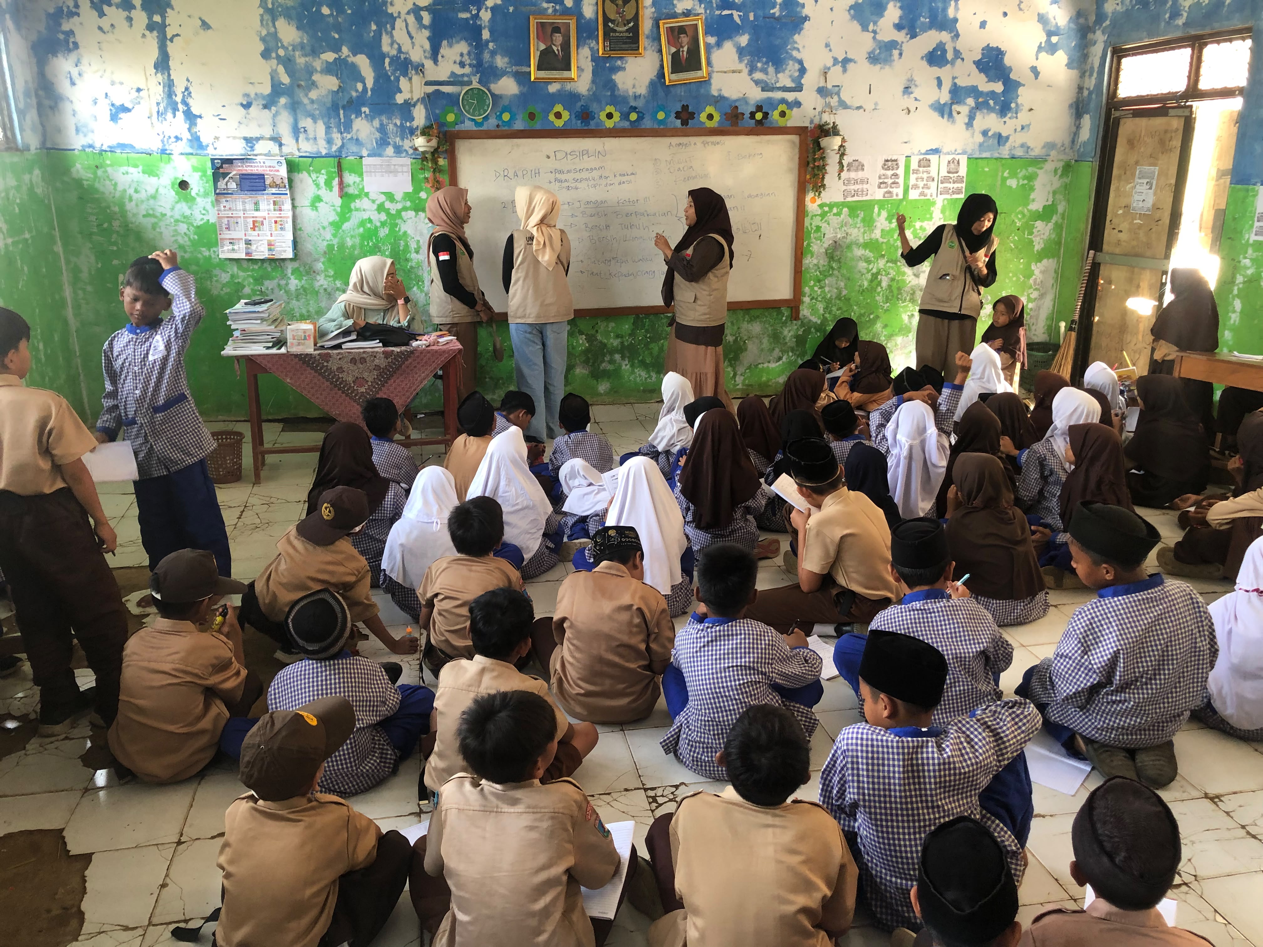Mahasiswa KKN UNMA Banten Tingkatkan Pendidikan Karakter dan Literasi di SD Desa Pasirkadu