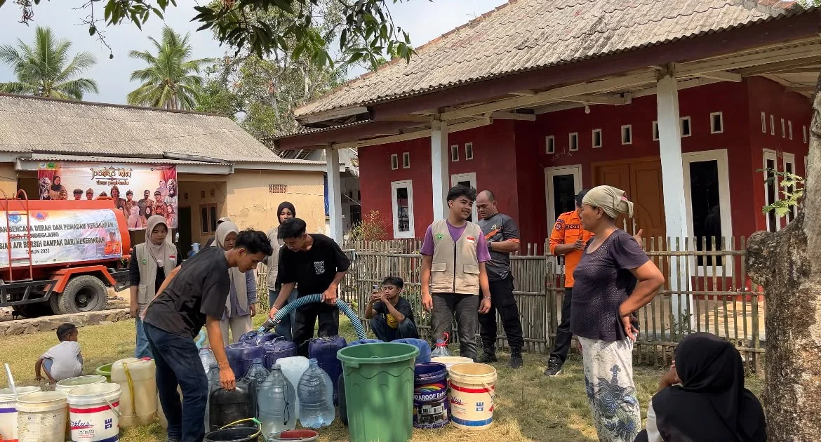 Atasi Kekeringan, Mahasiswa KKN Kelompok 18 UNMA Banten Bersama BPBD Pandeglang Distribusikan Air Bersih di Desa Pasirkadu